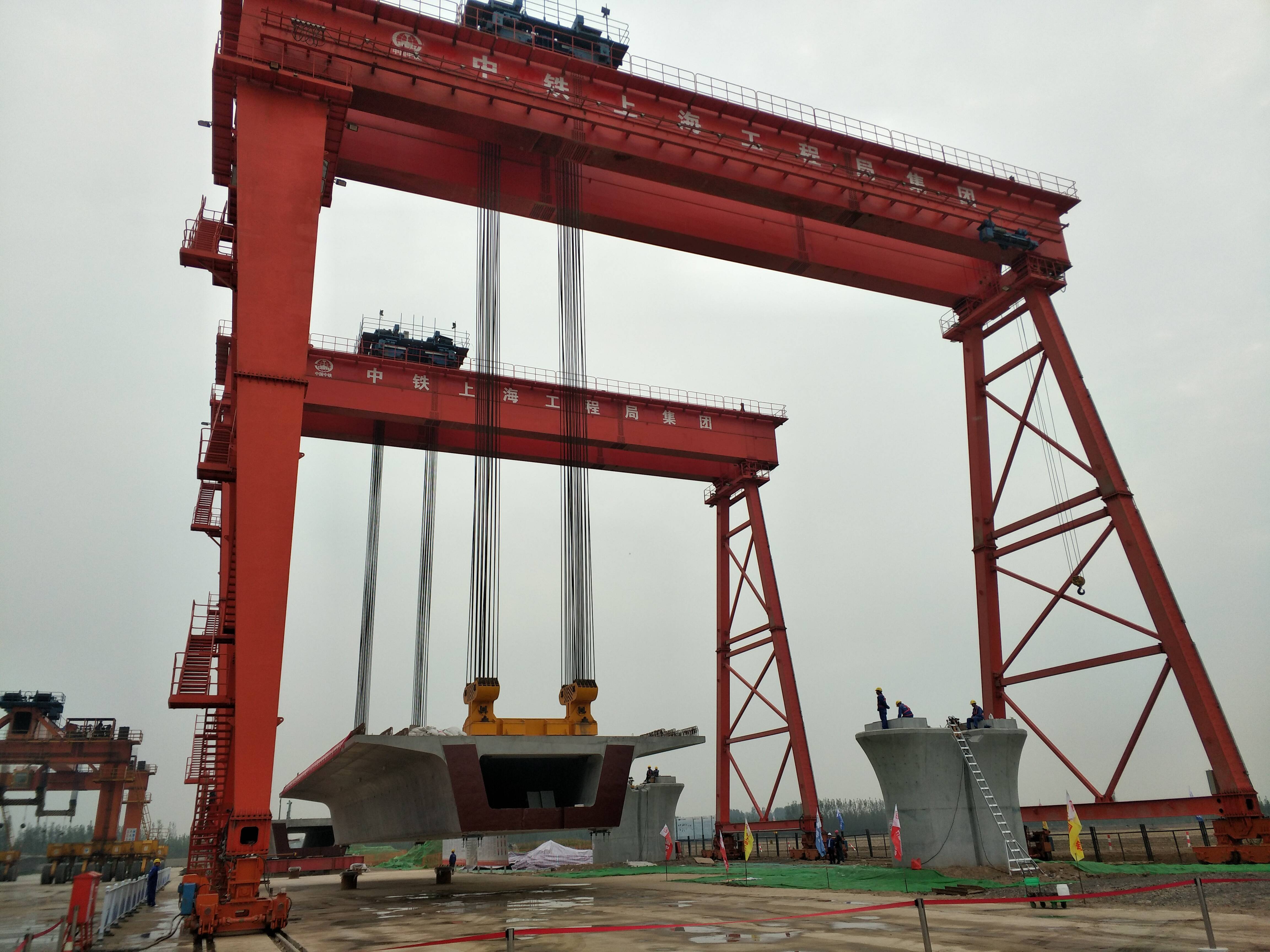 郑济铁路山东段首孔箱梁架设成功 通车后济南到郑州仅需1.5小时