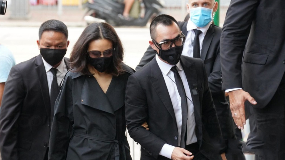 赌王|何猷君抱儿子现身赌王丧礼，窦骁女婿身份获认可，紧跟何超莲身后