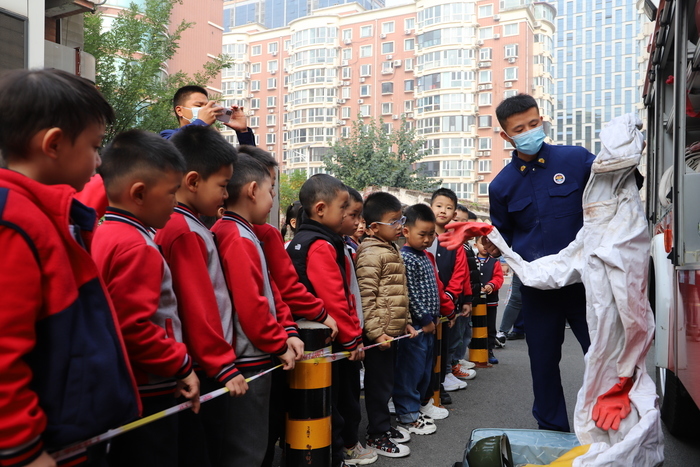 萌化了!历东花园幼儿园萌娃“零距离”体验消防员工作