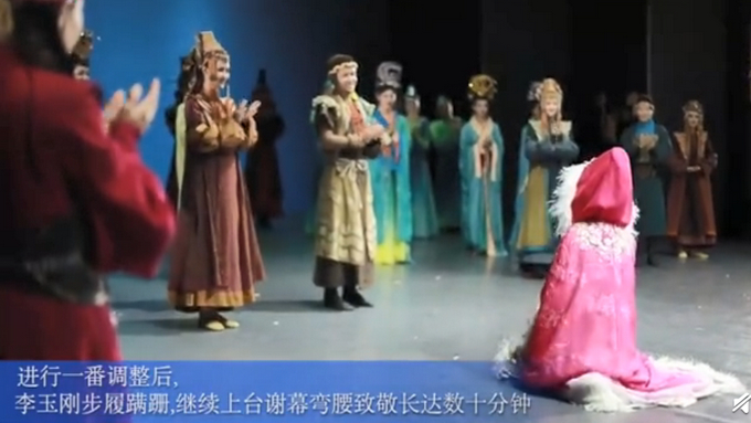 粉丝好心疼！李玉刚退场时连摔两跤是怎么回事？受伤了吗？