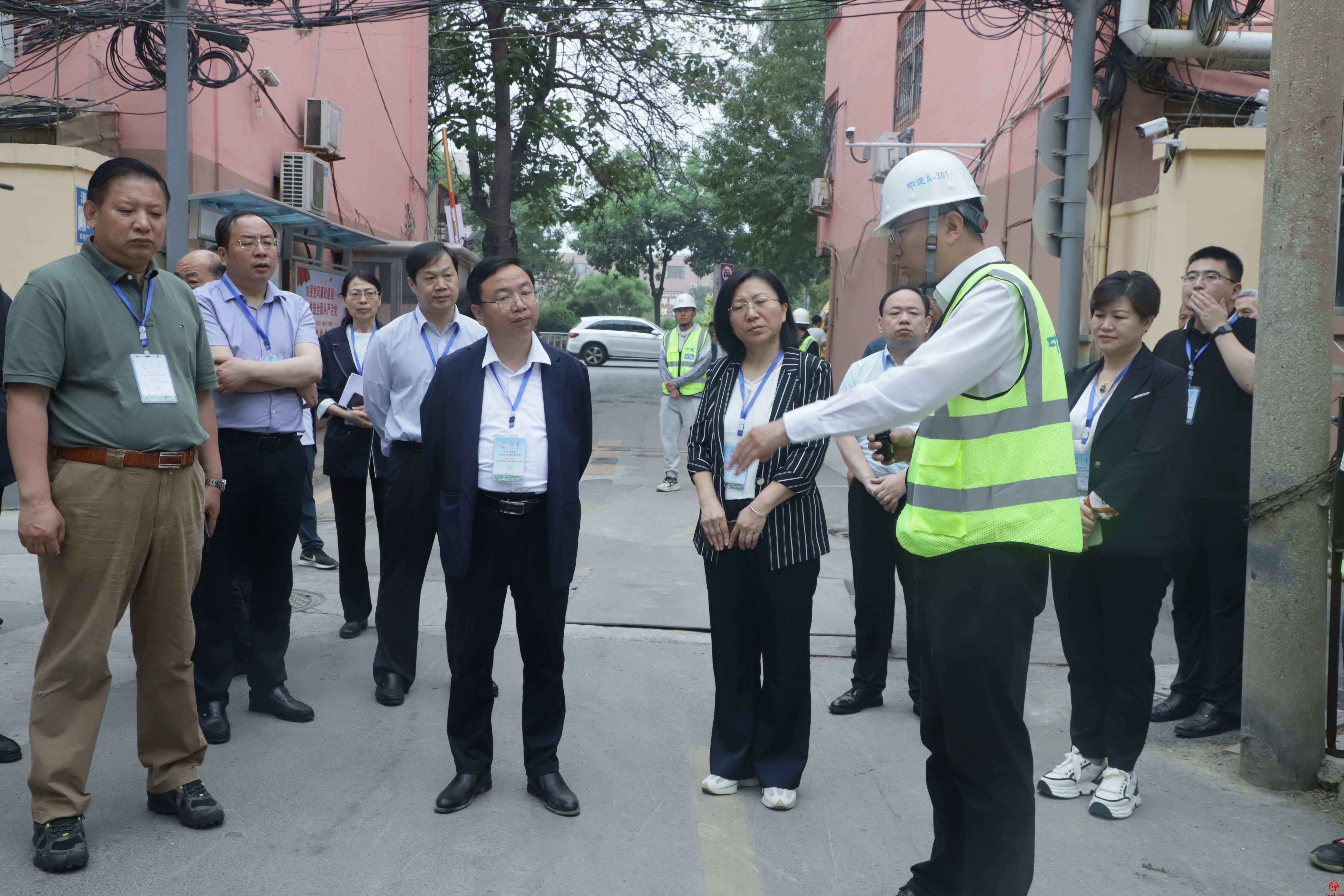穿街巷巧施工 齐心协力保畅通——“商量”调研组赴槐荫区开展现场商量