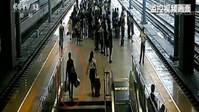 男子“买短乘长”扰乱列车秩序 现场胡搅蛮缠：我离婚了