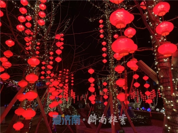 大红灯笼挂起来 扮靓街头年味浓