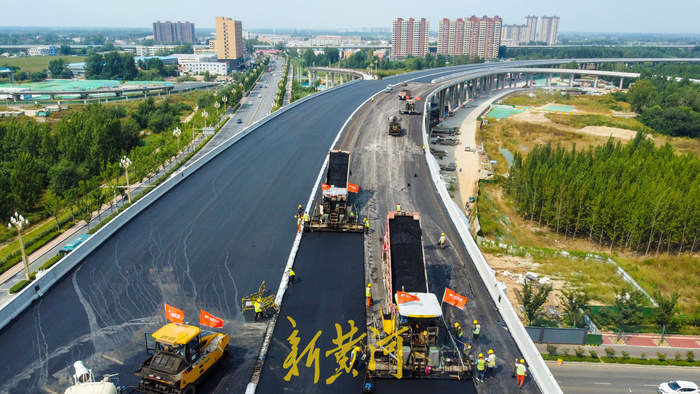 新黄河大桥北段高架开铺沥青