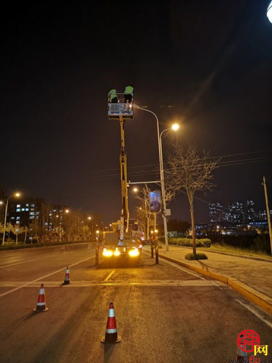 开展春季路灯检修 优化城市功能品质