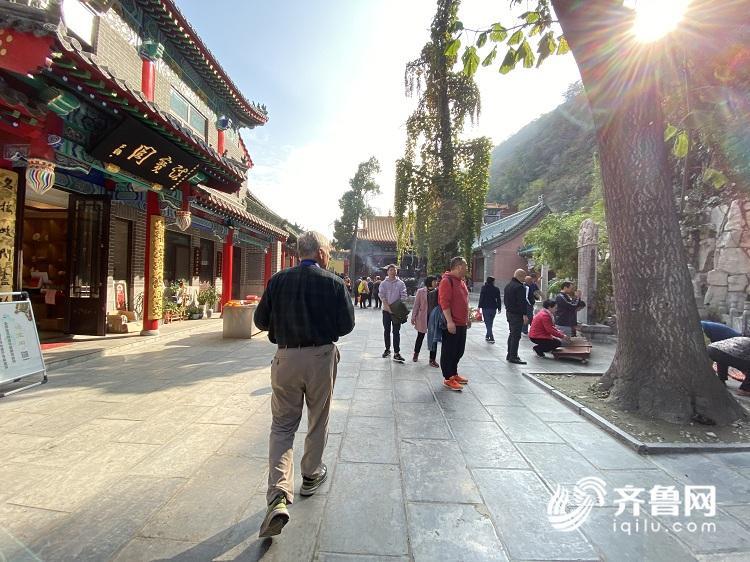 33年间，美国友人多次攀爬千佛山，看这次他有什么新发现