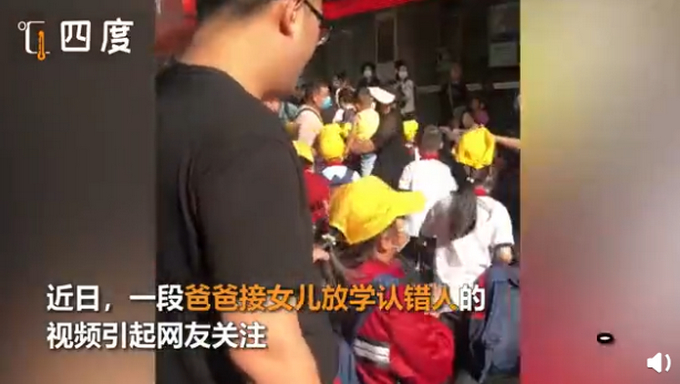 萌化了！萌娃商场认错妈抱着不松手，还当着亲妈的面亲了这位“妈妈”