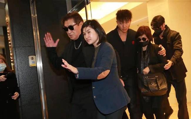 令人揪心!高以翔爸爸摔倒原来是这样子 女友祭语让人泪崩