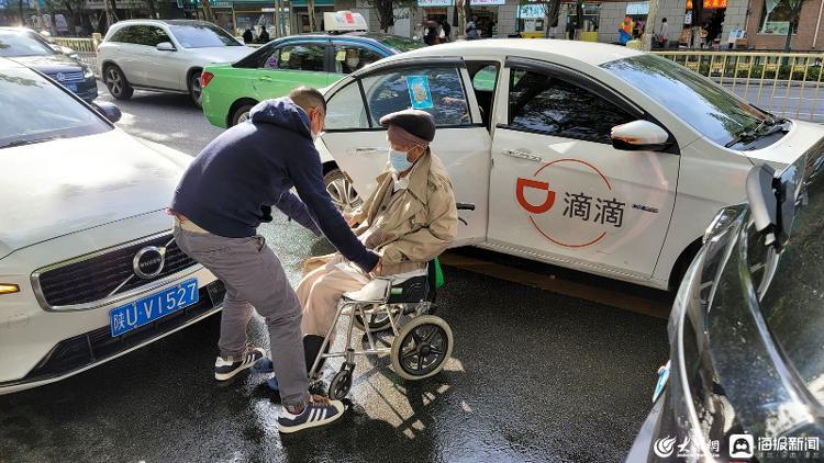 职业陪诊师：游走在灰色地带的“临时家人”