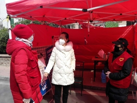 济南市残联党组成员、副理事长刘红卫到社区下沉点走访慰问一线干部职工
