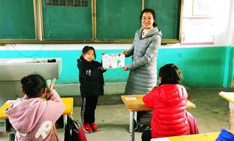 学生给老师发奖状？山东这位老师拿着奖状“哈哈大笑”照片刷屏了……