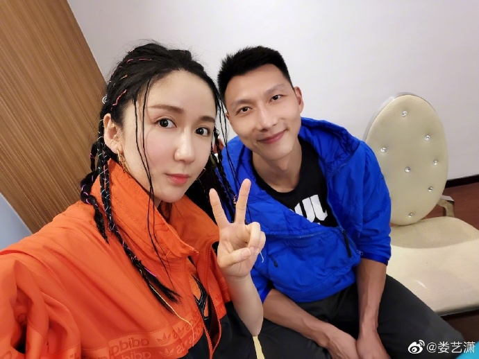 32岁脸就崩了?娄艺潇观战CBA生图曝光 人红了颜值却掉落了?