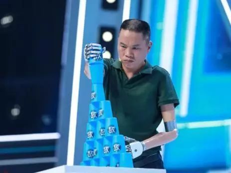 20多年的夫妻，他第一次拥抱了她……