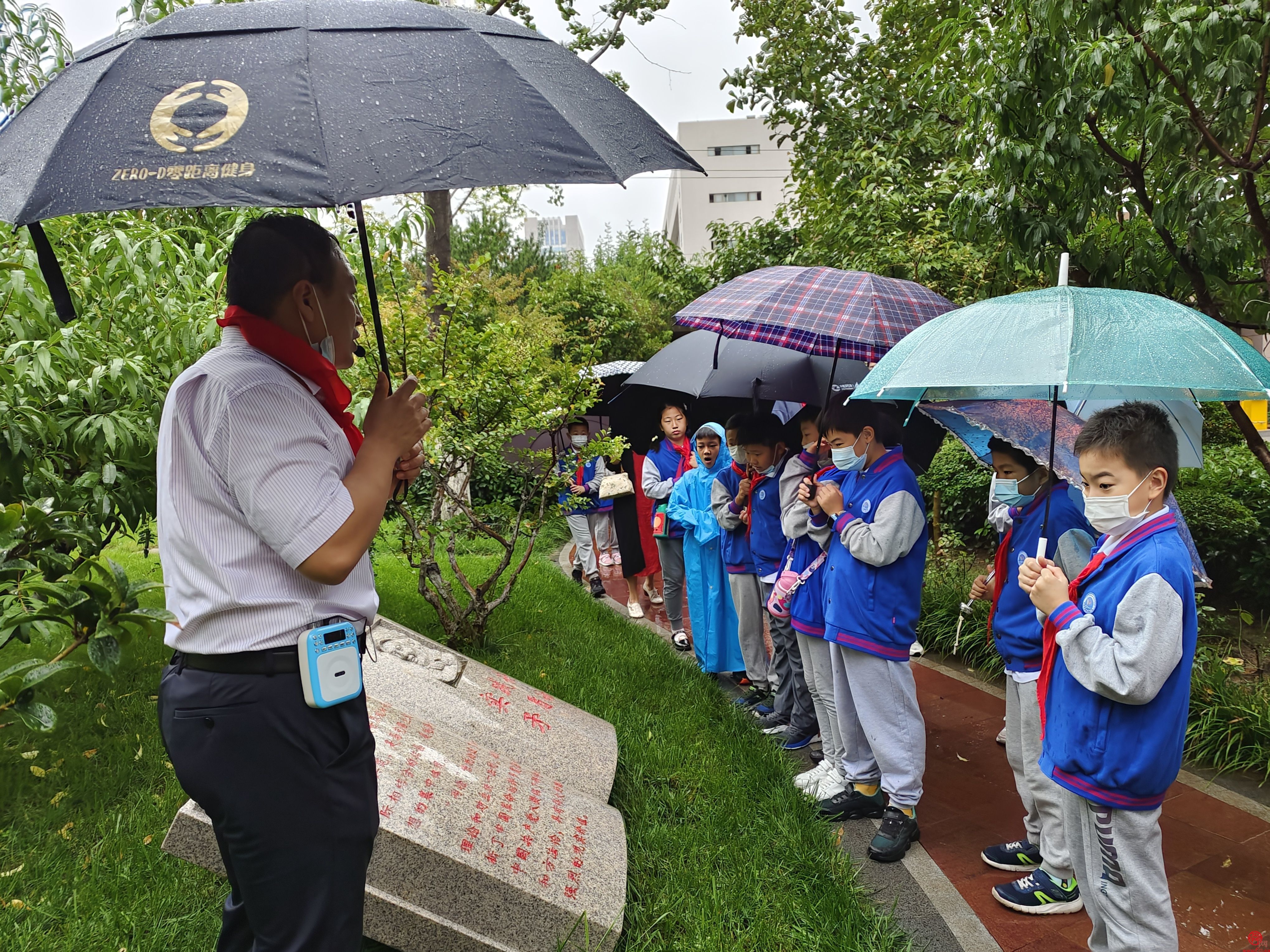 济南育秀中学小学部四（1）秦鹏中队国庆期间开展爱国主义教育实践活动