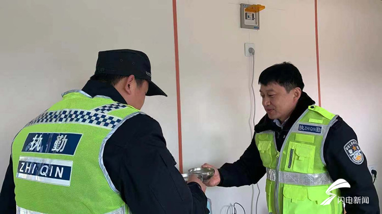 新老共守抗击疫情一线 济南两执勤民警检查站上过生日