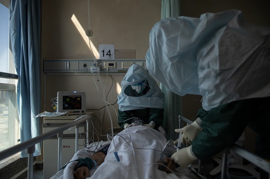 直击插管敢死队90秒：和患者口鼻相对，暴露高浓度病毒下