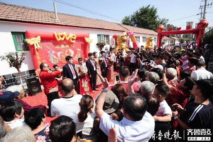 高密三胞胎同时结婚，十年前高考考出“连号分”！还期待同时生娃