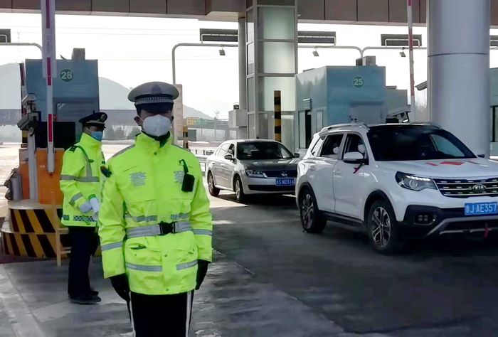 疫情面前显担当  交通辅警有力量