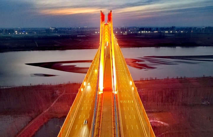 凤凰飞舞夜色璀璨