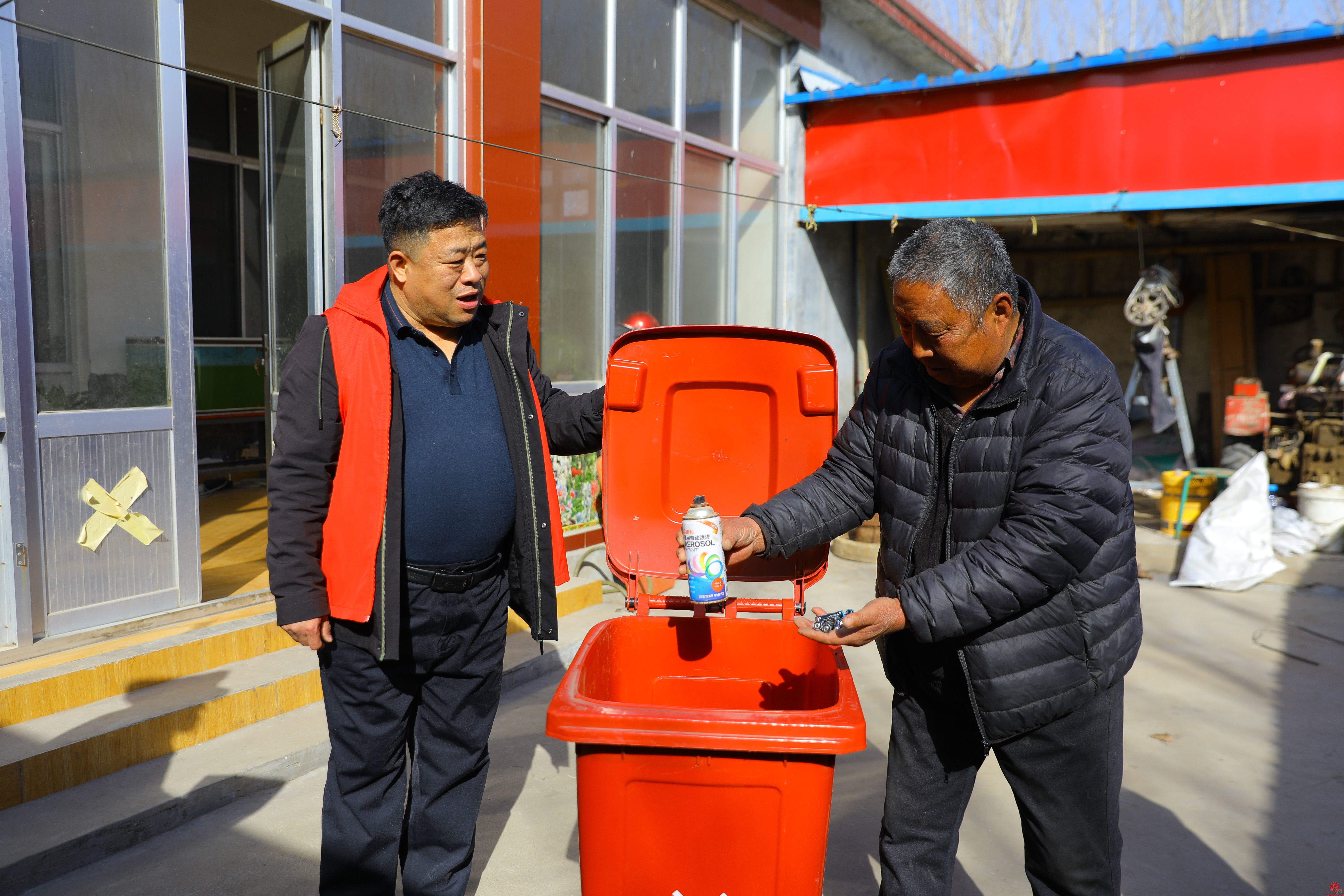 起步区孙耿街道开展有害垃圾收集宣传活动