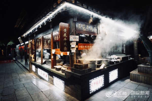 台儿庄古城上演缤纷跨年夜