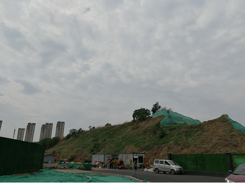 【啄木鸟在行动】槐荫区兴福寺路与东营路交叉口附近渣土堆防尘网覆盖不全