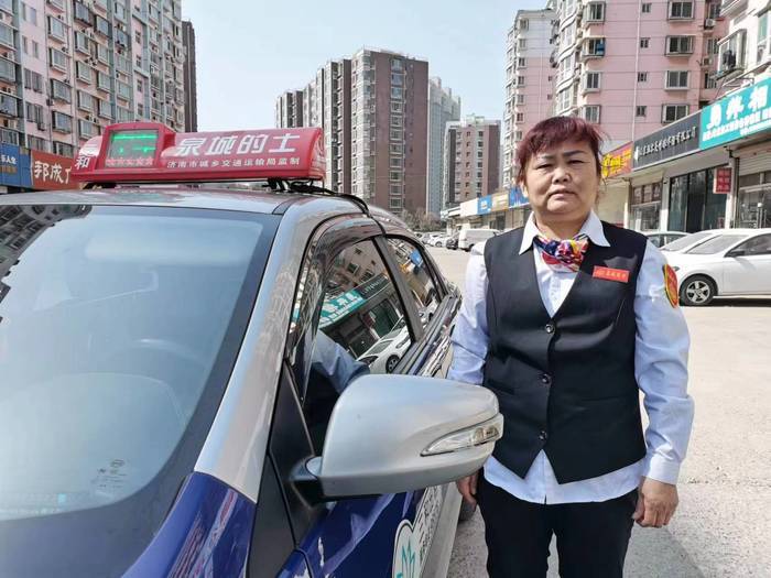 “党员先锋车”驾驶员黄玉英：热心公益冲在前 拾金不昧品格高
