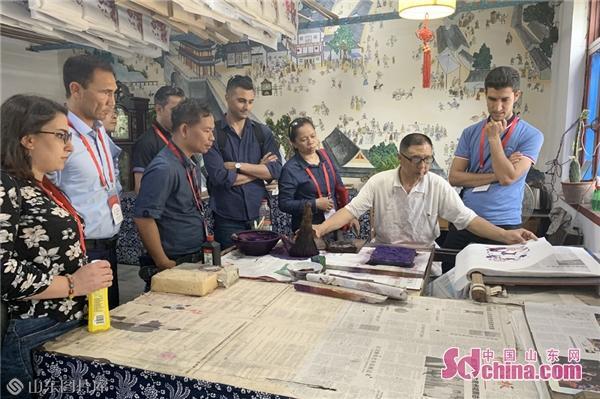 向世界讲好山东故事 外媒记者杨家埠邂逅风筝、年画与民俗