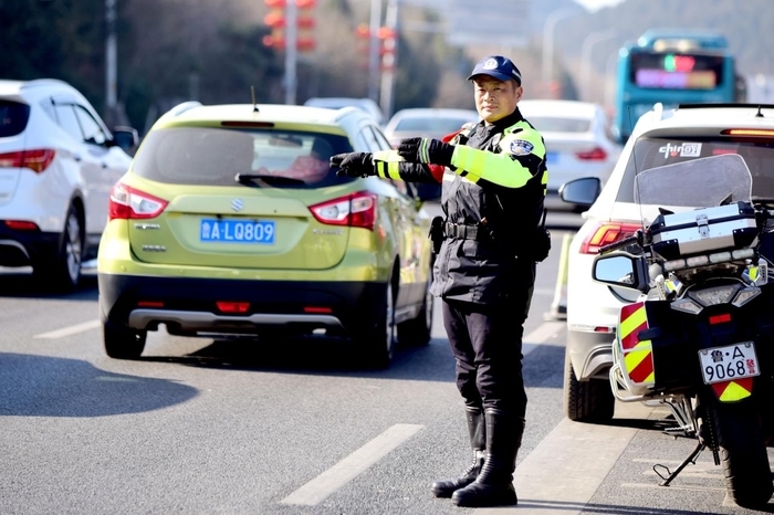 济南千佛山周边道路车辆“停行”有调整