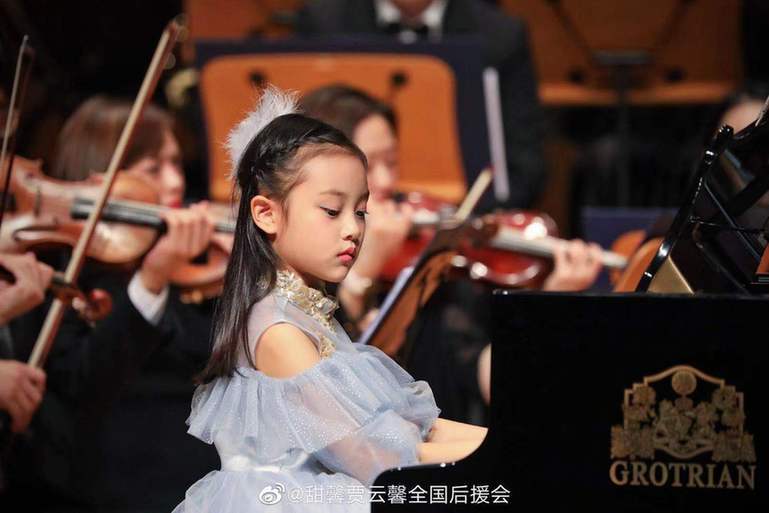8岁甜馨音乐厅演奏钢琴很自信 越来越像李小璐
