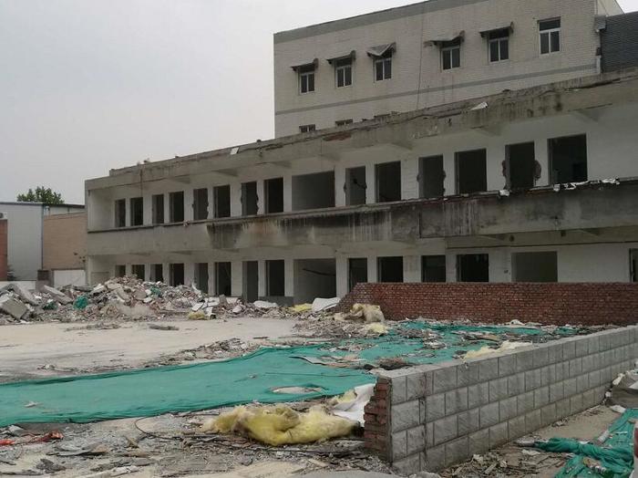 【啄木鸟在行动】历城区工业南路化纤厂路路口西北角大量建筑垃圾裸露