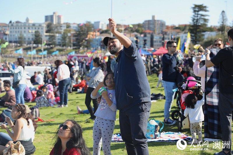澳大利亚最大风筝节在悉尼举行 吸引数万人参加 