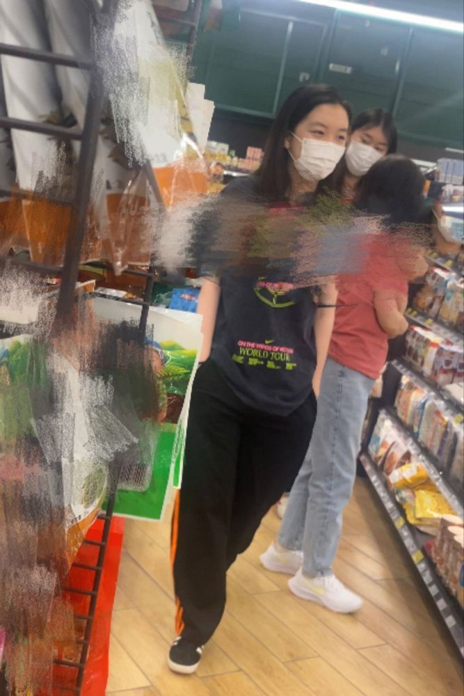 15岁李嫣与奶奶同框逛超市 走路双手插兜好帅气