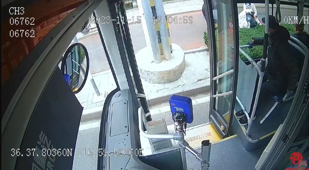 女子骑摩托车摔进绿化带 济南公交驾驶员下车帮忙