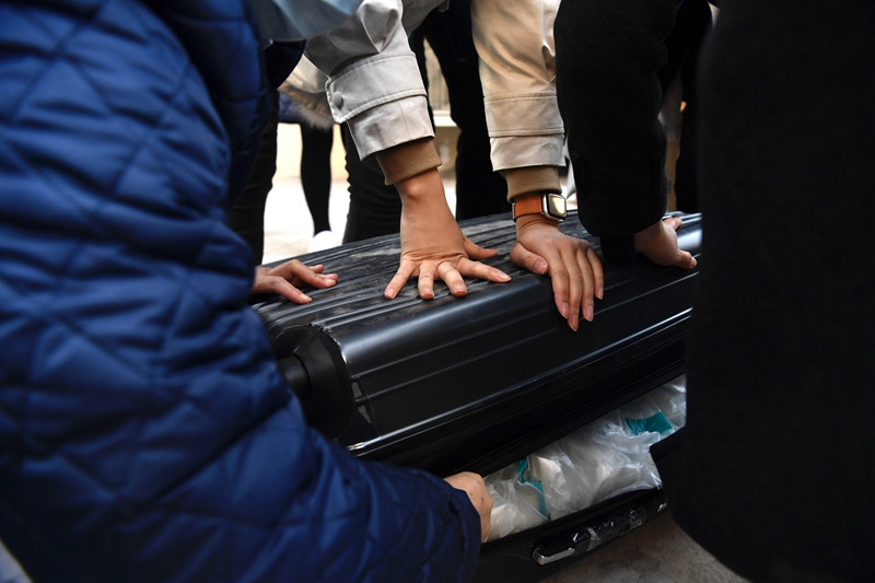         影像力｜儿子送医生爸爸去武汉：希望爸爸尽可能多地救治病人，一定要保护好自己