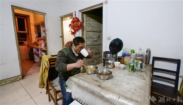 战疫“摆渡人”张林的十二时辰