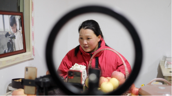 沂蒙山里的“网红劳模”：她带领百户乡亲脱贫，把蒙阴蜜桃卖向全国