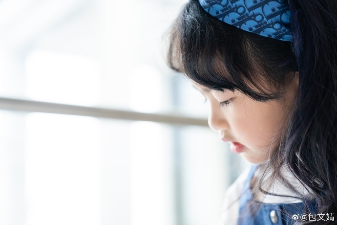 包贝尔包文婧为女儿庆生 包饺子长大不少鬼马可爱