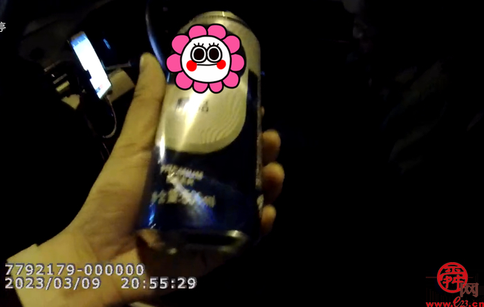 出租车司机边开车边喝酒 原因竟是渴了？！