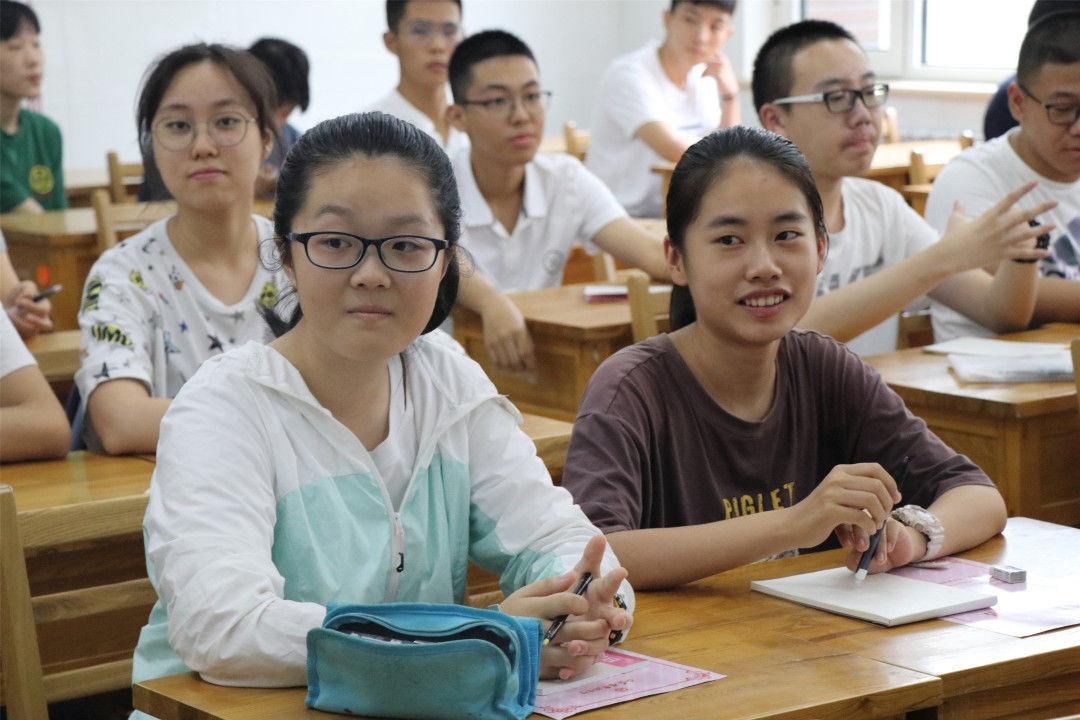 抢先看！山东多地中小学新生陆续报到 记者探营新生报到现场