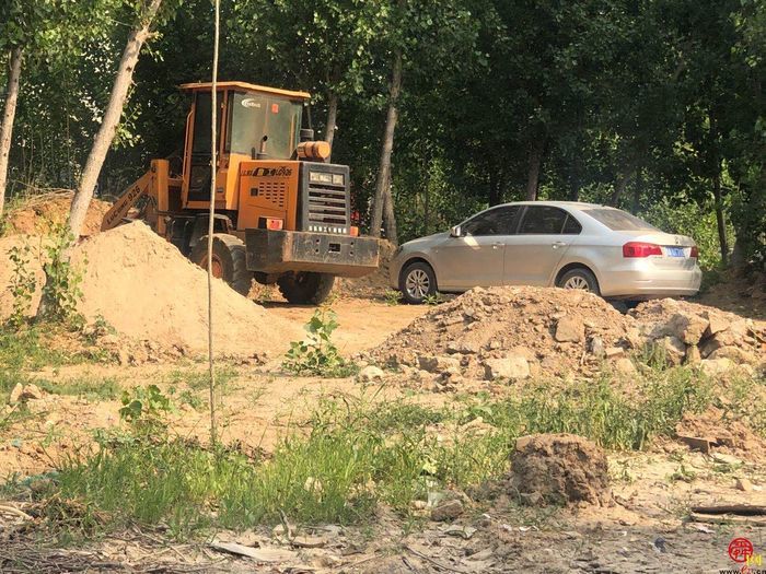 【啄木鸟行动】槐荫区古丰路道路旁渣土随意裸露堆放