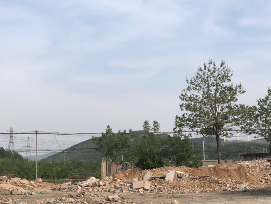 啄木鸟在行动：长清区101县道长西路渣土裸露 未覆盖防尘网