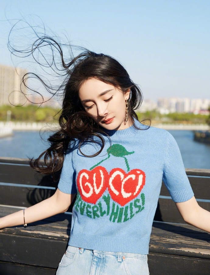 李佳琦道歉! 杨幂李佳琦直播 李佳琦紧张开黄腔怎么回事说了什么?