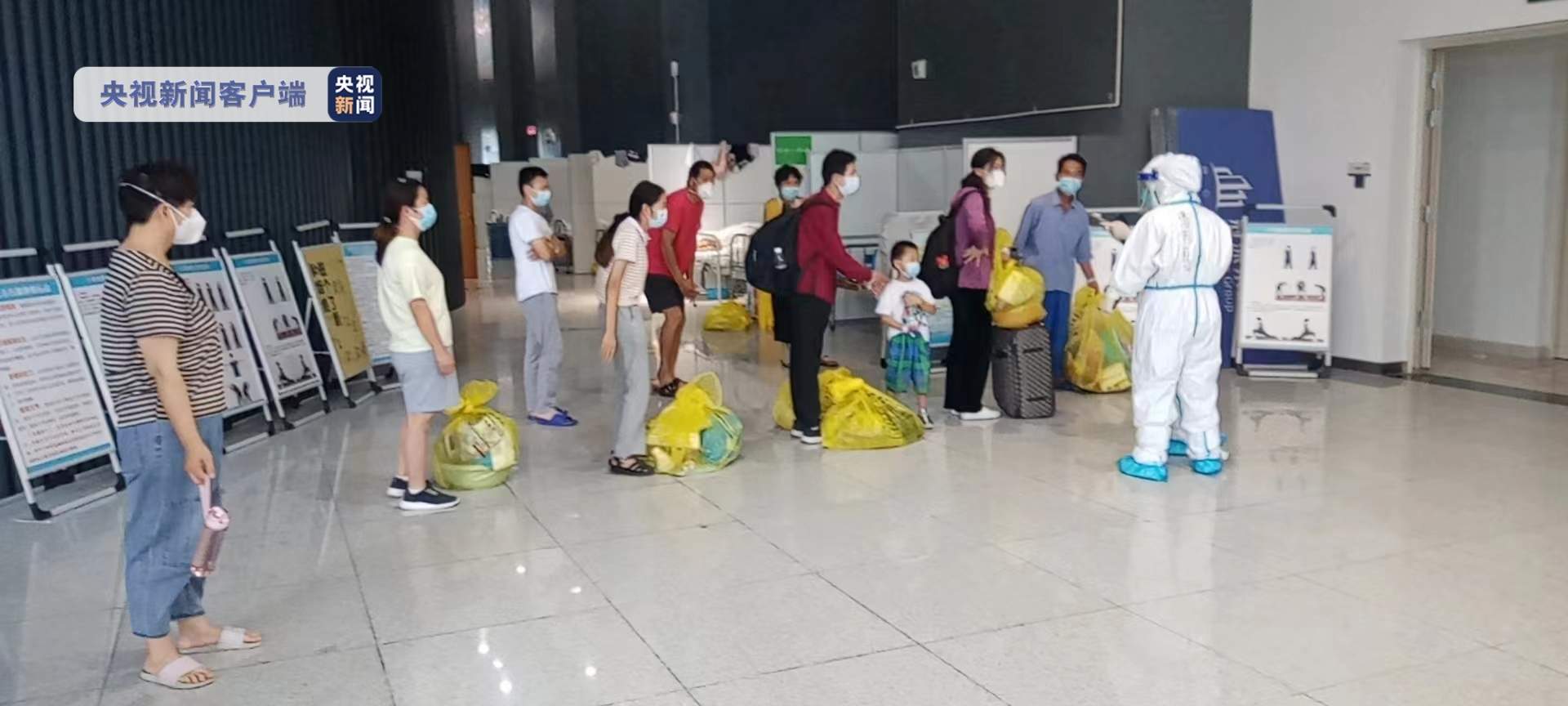 安徽宿州方舱医院首批58例患者治愈出仓