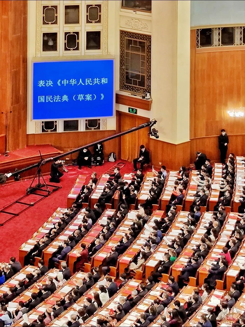 特殊时期的全国两会，立起中国笃定前行的路标
