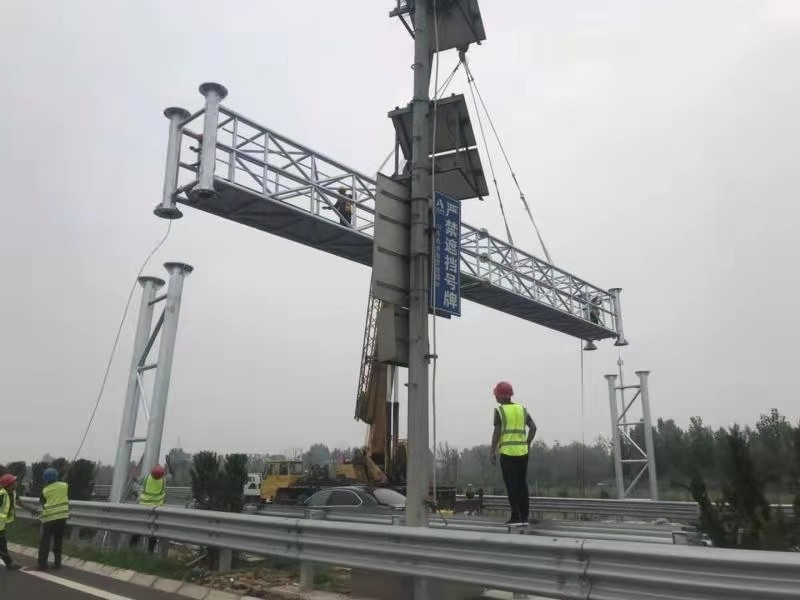 山东省首个电子不停车收费（ETC）门架吊装完成