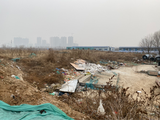 【啄木鸟在行动】兴福寺南路和东营西路交叉口建筑垃圾裸露