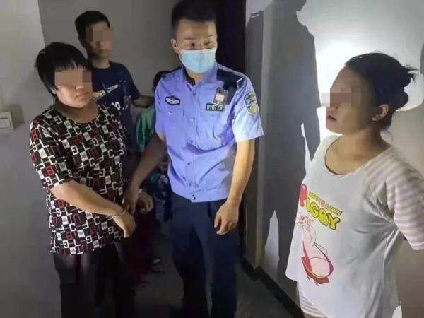 据广东东源警方通报,男婴被拖鞋打脸事件两名嫌疑人被控制.