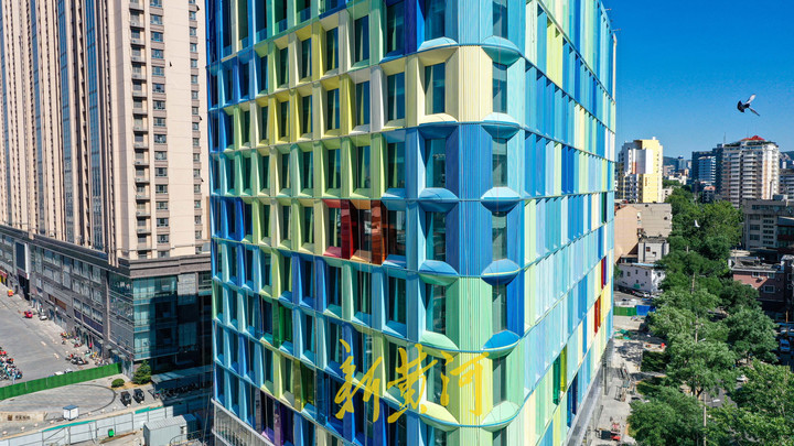 济南街头这个三角形星空大楼火了，楼身共有25种颜色
