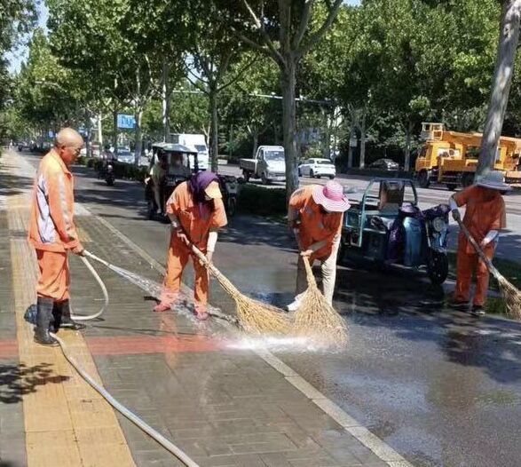洒水车为路面降温洗尘！济南昨天出动保洁和洒水车辆5240余车次